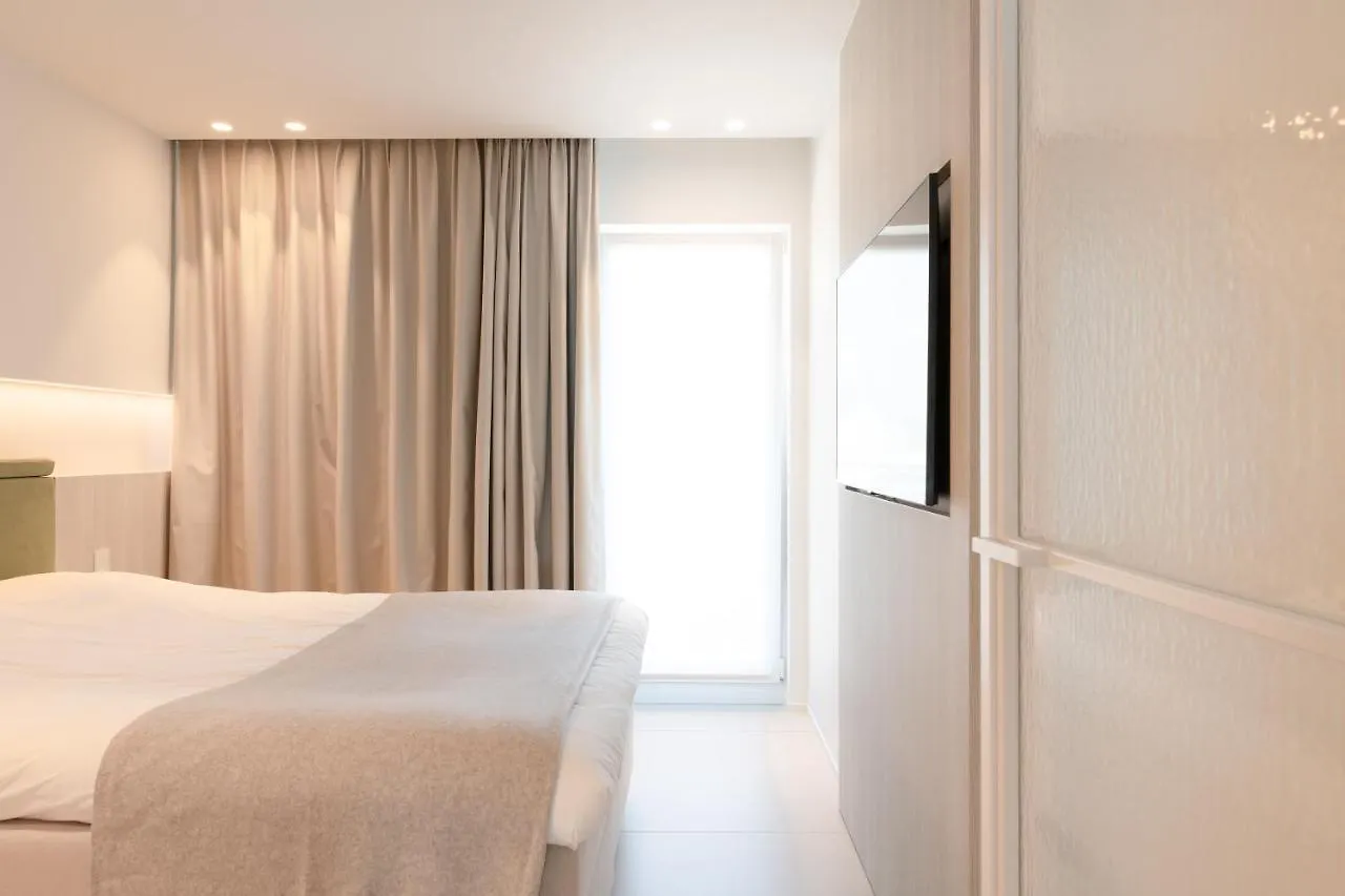 Een Designappartement Met Zijdelings Zicht Op Zee contacts